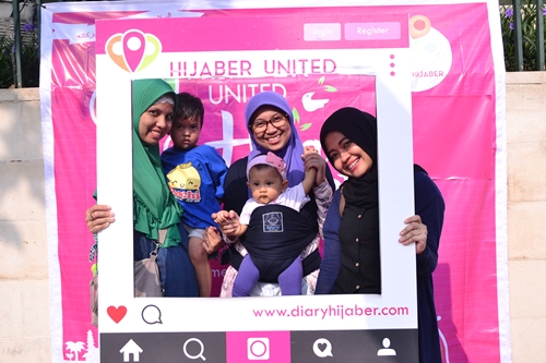 masyarakat sedang mencoba photobooth yang disediakan komunitas hijaber united