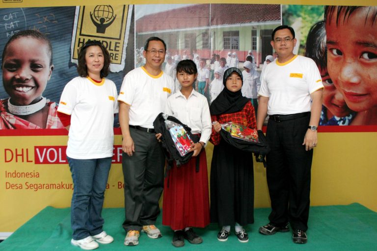 DHL Gelar  Volunteer Day 2011