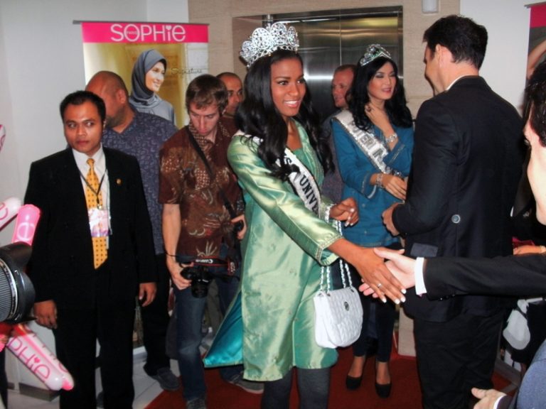 CSR Sophie Paris Dihadiri Miss Universe 2011 dan Puteri Indonesia 2011