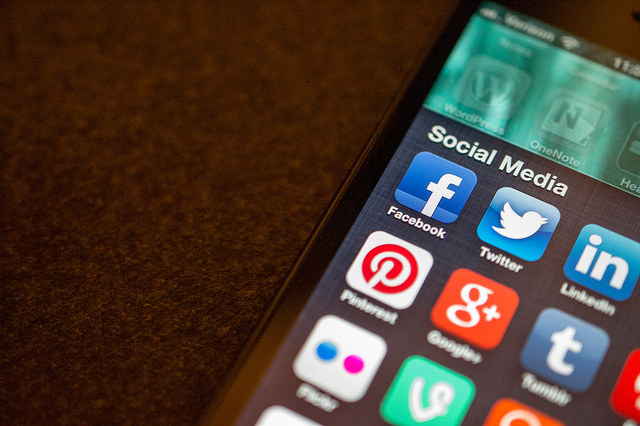 efektivitas media sosial, strategi pemasaran digital, word of mouth online, promosi media sosial, influencer marketing, media sosial untuk bisnis, engagement pelanggan, media sosial, brand storytelling, content marketing, strategi pemasaran digital