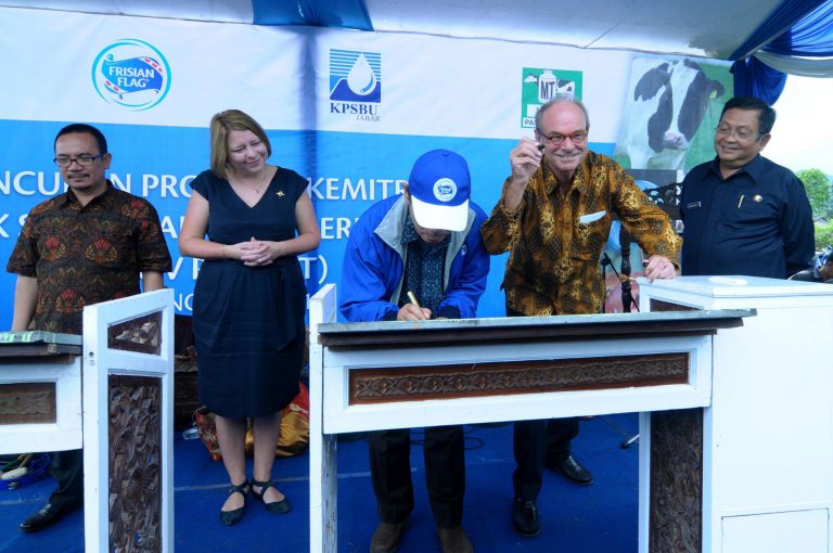 Frisian Flag Kembangkan Desa Susu