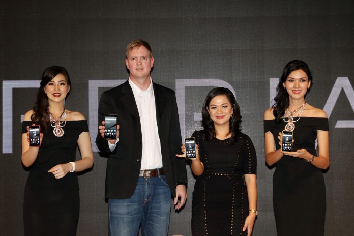 1 Jason Smith dan Ika Paramita menunjukkan Xperia Z5