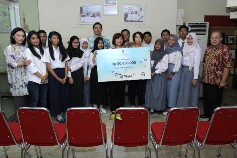 Pacific Place Serahkan Donasi Program Jars of Hope