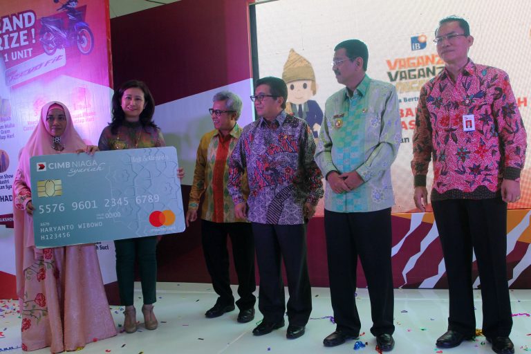 CIMB Niaga Syariah Luncurkan Kartu Debit Haji dan Umrah