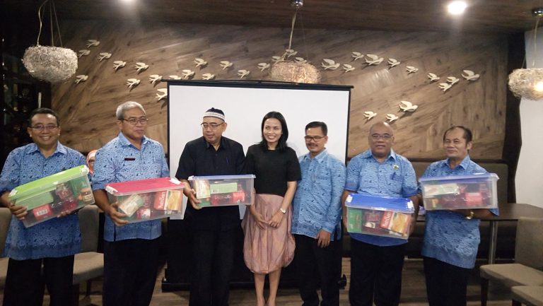 Blue Bird Berbagi Ke Dalam dan Ke Luar