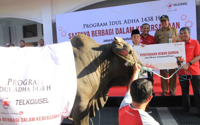 Telkomsel Serahkan 41.000 Paket Hewan Kurban