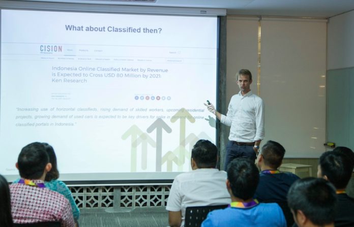 Olaf Van Schagen, CEO OLX Indonesia, memaparkan informasi tentang potensi pertumbuhan iklan baris online, pada kegiatan ConneTOLX (1) OLX Indonesia
