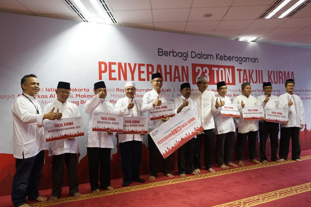 Telkomsel berbagi takjil Ramadan