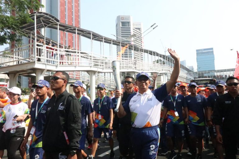 Tutup Kirab Obor, Dirut BNI Turut Usung Obor Sejauh 350 Meter