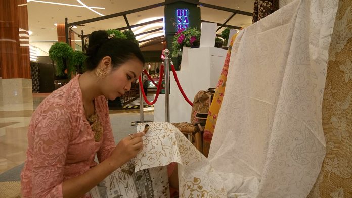 Perajin batik muda