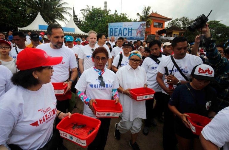 The Coca-Cola System Dukung Gerakan Bersih Pantai dan Laut