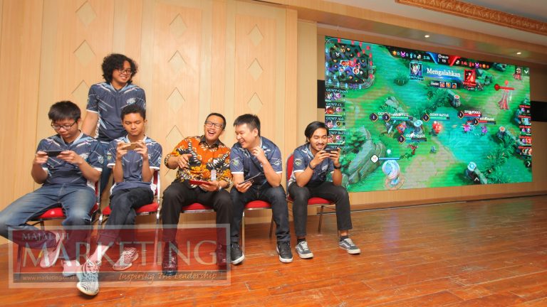 (Foto) Pilih Karakter Wiro Sableng, Menpora Asik Main e-Sport