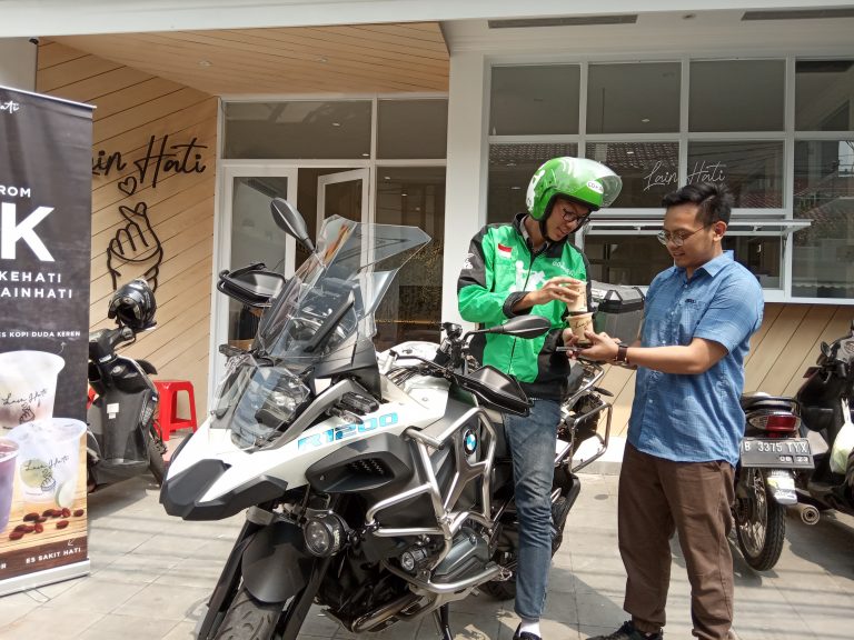 Beli Kopi Lain Hati Diantar Sepeda Motor BMW