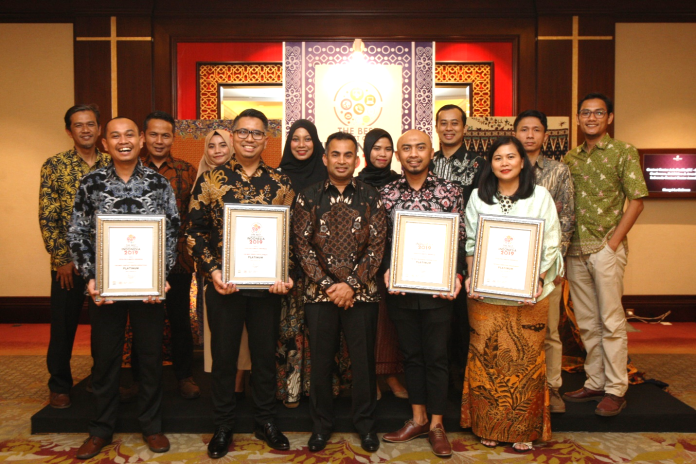 Marketing – Coca-Cola Amatil Indonesia (Amatil Indonesia) kembali mengukir prestasi dengan menyabet 5 penghargaan di ajang The Best Contact Center 2019 untuk kategori perusahaan dan individu. Pada kategori ini dewan juri lebih dari 50 perusahaan lintas industri termasuk pemerintahan, pelayanan publik, perbankan dan finansial, asuransi, transportasi, fast moving consumer goods (FMCG), business process outsourcing (BPO), dan industri lainnya. Sejak tahun 2011 tim NCC Amatil Indonesia telah mendapatkan 45 penghargaan dari ajang ini. Penghargaan tahunan The Best Contact Center diselenggarakan oleh Indonesia Contact Center Association (ICCA) yang merupakan anggota Asia Pasific Contact Center Association Leaders (APCCAL). Selain Indonesia, anggota asosiasi ini datang dari berbagai negara seperti Australia, Selandia Baru, Malaysia, Singapura, Filipina, Thailand, Korea Selatan, Hongkong, dan Taiwan. “Selama beberapa tahun terakhir National Contact Center Amatil Indonesia telah menunjukkan konsistensi dalam memenangkan sejumlah penghargaan penting dari Annual National Contact Center Award. Tahun ini menjadi istimewa karena berhasil mencapai kinerja terbaik yang pernah ada. Setiap anggota tim berkontribusi dalam kesuksesan ini dan telah membangun di atas fondasi kuat yang diletakkan oleh para pendahulu mereka,” jelas Lakshman Peiris Marketing Director Amatil Indonesia, “Ini memang pertanda baik dan saya sangat terdorong oleh upaya tim yang terus-menerus mengangkat standar operasional mereka. Saya harap prestasi ini dpaat menjadi kisah yang menginspirasi,” lanjut Lakshamana Berikut penghargaan yang berhasil diraih tim NCC Amatil Indonesia: Kategori Perusahaan: Platinum • The Best Contact Center Operations – menilai kemampuan contact center untuk meningkatkan kinerja pelayanan dan operasional terbaik. • The Best People Development – menilai kemampuan contact center untuk menunjukkan komitmen terhadap pengembangan sumber daya manusia melalu berbagai progam pelatihan dan pengembangan sumber daya manusia untuk mencapai target bisnis dan operasional contact center. • The Best Employee Engagement – menilai kemampuan contact center dalam memberikan program retensi tenaga kerja yang dapat memberikan dampak bagi retensi karyawan. • The Best Business Contribution – menilai kemampuan contact center dalam meningkatkan kontribusi bisnis bagi perusahaan, baik dalam bentuk pertumbuhan jumlah pelanggan, penghematan biaya operasional maupun dalam bentuk pendapatan. Kategori Individu: Gold • Muhammad Iqbal untuk kategori The Best Supervisor (Small Contact Center).