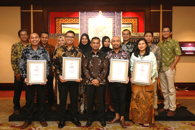 Marketing – Coca-Cola Amatil Indonesia (Amatil Indonesia) kembali mengukir prestasi dengan menyabet 5 penghargaan di ajang The Best Contact Center 2019 untuk kategori perusahaan dan individu. Pada kategori ini dewan juri lebih dari 50 perusahaan lintas industri termasuk pemerintahan, pelayanan publik, perbankan dan finansial, asuransi, transportasi, fast moving consumer goods (FMCG), business process outsourcing (BPO), dan industri lainnya. Sejak tahun 2011 tim NCC Amatil Indonesia telah mendapatkan 45 penghargaan dari ajang ini. Penghargaan tahunan The Best Contact Center diselenggarakan oleh Indonesia Contact Center Association (ICCA) yang merupakan anggota Asia Pasific Contact Center Association Leaders (APCCAL). Selain Indonesia, anggota asosiasi ini datang dari berbagai negara seperti Australia, Selandia Baru, Malaysia, Singapura, Filipina, Thailand, Korea Selatan, Hongkong, dan Taiwan. “Selama beberapa tahun terakhir National Contact Center Amatil Indonesia telah menunjukkan konsistensi dalam memenangkan sejumlah penghargaan penting dari Annual National Contact Center Award. Tahun ini menjadi istimewa karena berhasil mencapai kinerja terbaik yang pernah ada. Setiap anggota tim berkontribusi dalam kesuksesan ini dan telah membangun di atas fondasi kuat yang diletakkan oleh para pendahulu mereka,” jelas Lakshman Peiris Marketing Director Amatil Indonesia, “Ini memang pertanda baik dan saya sangat terdorong oleh upaya tim yang terus-menerus mengangkat standar operasional mereka. Saya harap prestasi ini dpaat menjadi kisah yang menginspirasi,” lanjut Lakshamana Berikut penghargaan yang berhasil diraih tim NCC Amatil Indonesia: Kategori Perusahaan: Platinum • The Best Contact Center Operations – menilai kemampuan contact center untuk meningkatkan kinerja pelayanan dan operasional terbaik. • The Best People Development – menilai kemampuan contact center untuk menunjukkan komitmen terhadap pengembangan sumber daya manusia melalu berbagai progam pelatihan dan pengembangan sumber daya manusia untuk mencapai target bisnis dan operasional contact center. • The Best Employee Engagement – menilai kemampuan contact center dalam memberikan program retensi tenaga kerja yang dapat memberikan dampak bagi retensi karyawan. • The Best Business Contribution – menilai kemampuan contact center dalam meningkatkan kontribusi bisnis bagi perusahaan, baik dalam bentuk pertumbuhan jumlah pelanggan, penghematan biaya operasional maupun dalam bentuk pendapatan. Kategori Individu: Gold • Muhammad Iqbal untuk kategori The Best Supervisor (Small Contact Center).