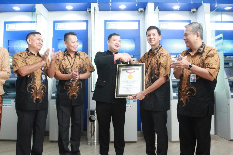 Mesin Setor Tarik BCA Pecahkan Rekor MURI
