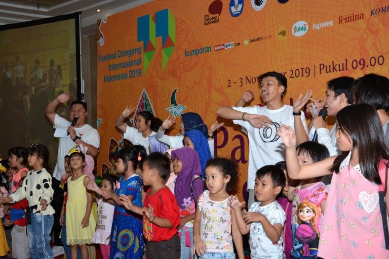 Karyawan Danone Dongengkan “Pahlawan Nutrisi” di FDII 2019