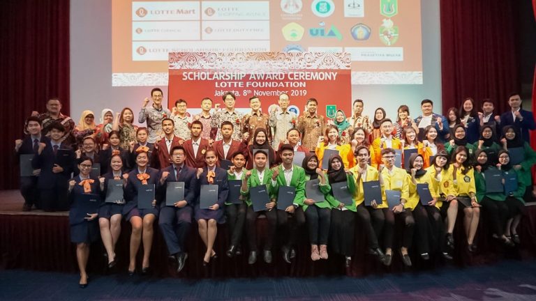 60 Mahasiswa Terima Beasiswa Lotte Foundation