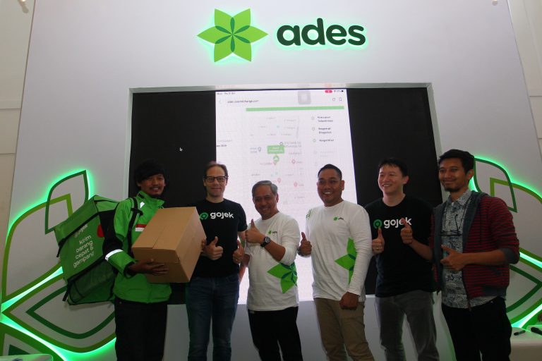 Kolaborasi Ades & Gojek Permudah Pengumpulan Plastik Botol Bekas