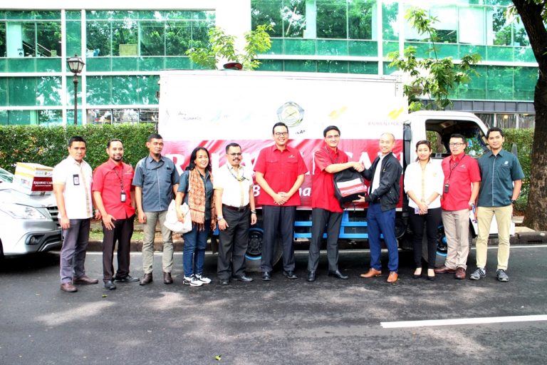 Rajawali Corpora Salurkan Bantuan Korban Bencana Longsor di Sukajaya