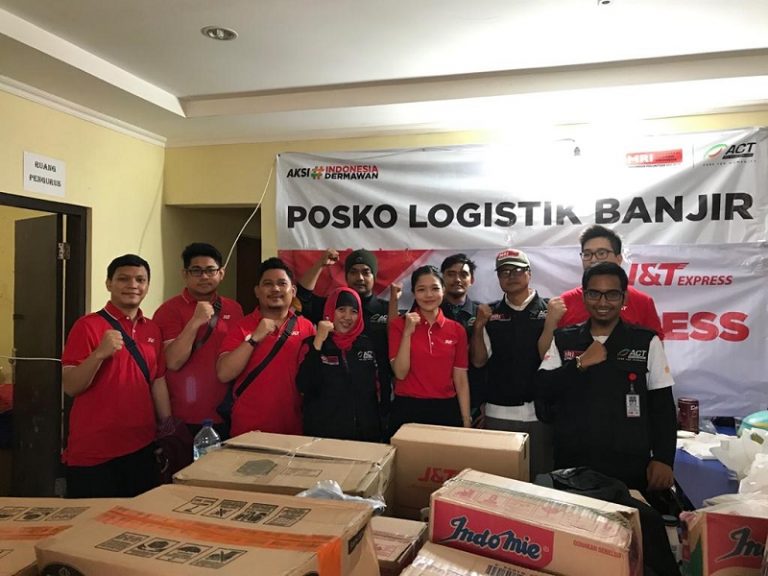 Tim Gerakan J&T Express di Posko Logistik Banjir