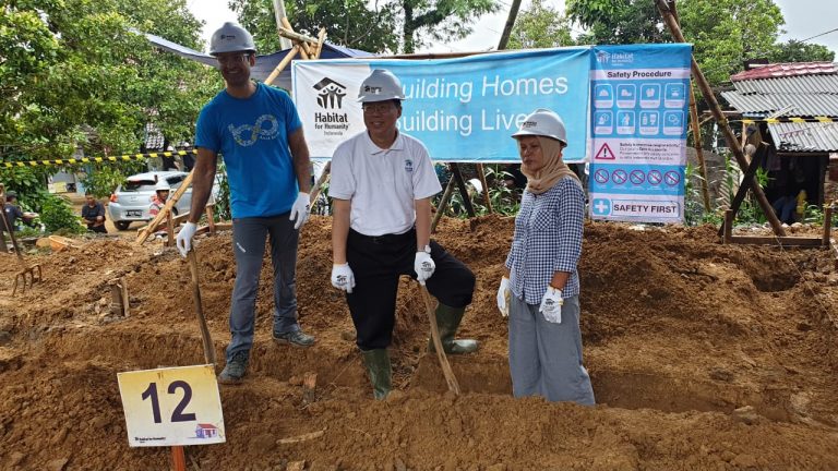 Tingkatkan Taraf Hidup Masyarakat, Amar Bank Bangun 20 Rumah Layak Huni