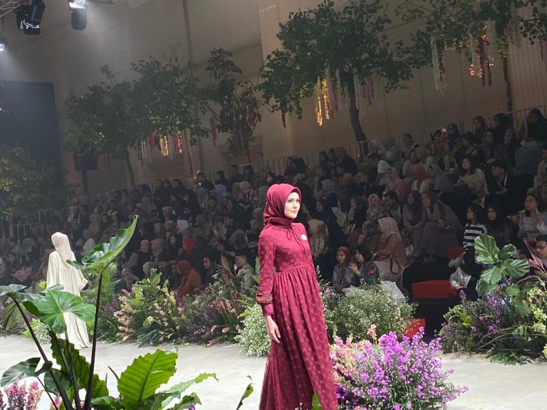 Ayu Dyah Andari Luncurkan “Signature Series” di Fashion Rhapsody 2020