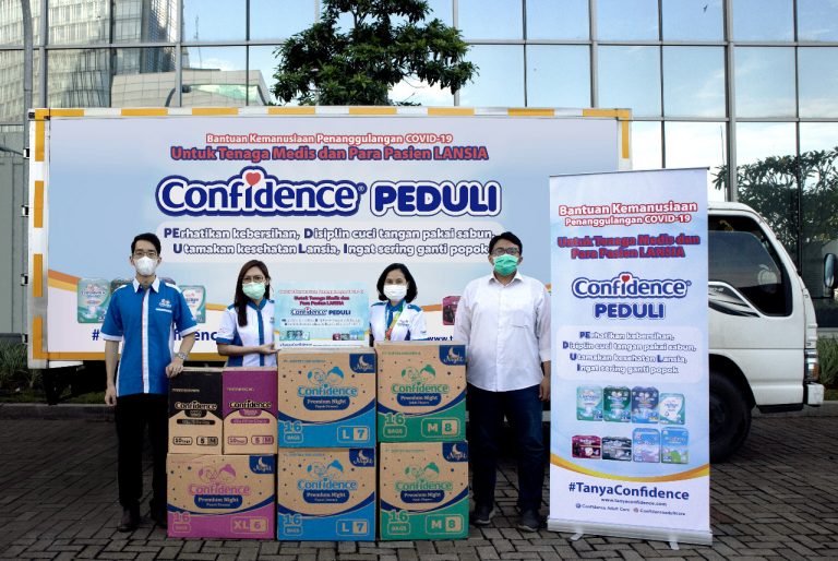 Softex Indonesia Donasikan 10 Ribu Popok Dewasa