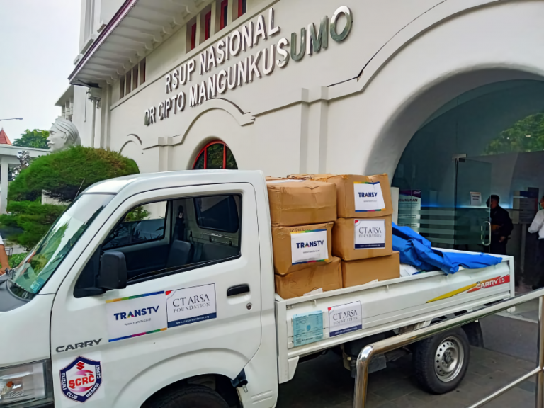 SCRC Bantu Distribusikan Donasi Perlengkapan Tenaga Medis