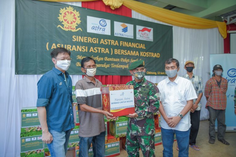 (Foto) Asuransi Astra Donasikan 7775 Paket Sembako