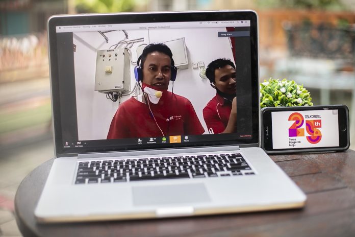 Donasi Telkomsel kepada penjaga BTS