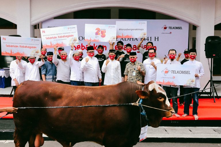 Telkomsel Berikan Bantuan Hewan Kurban-1