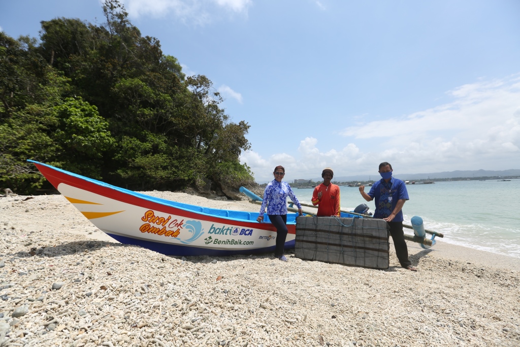BCA Donasi Kapal Nelayan Program Susi Cek Ombak