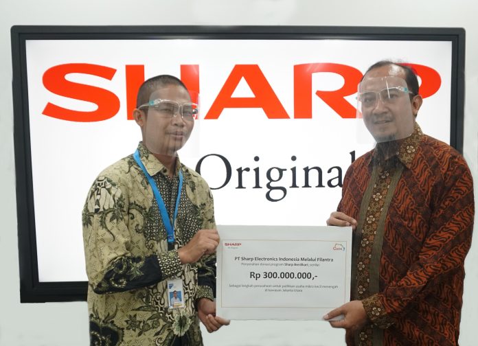 Penyerahan Donasi Secara Simbolis oleh Andry Adi Utomo