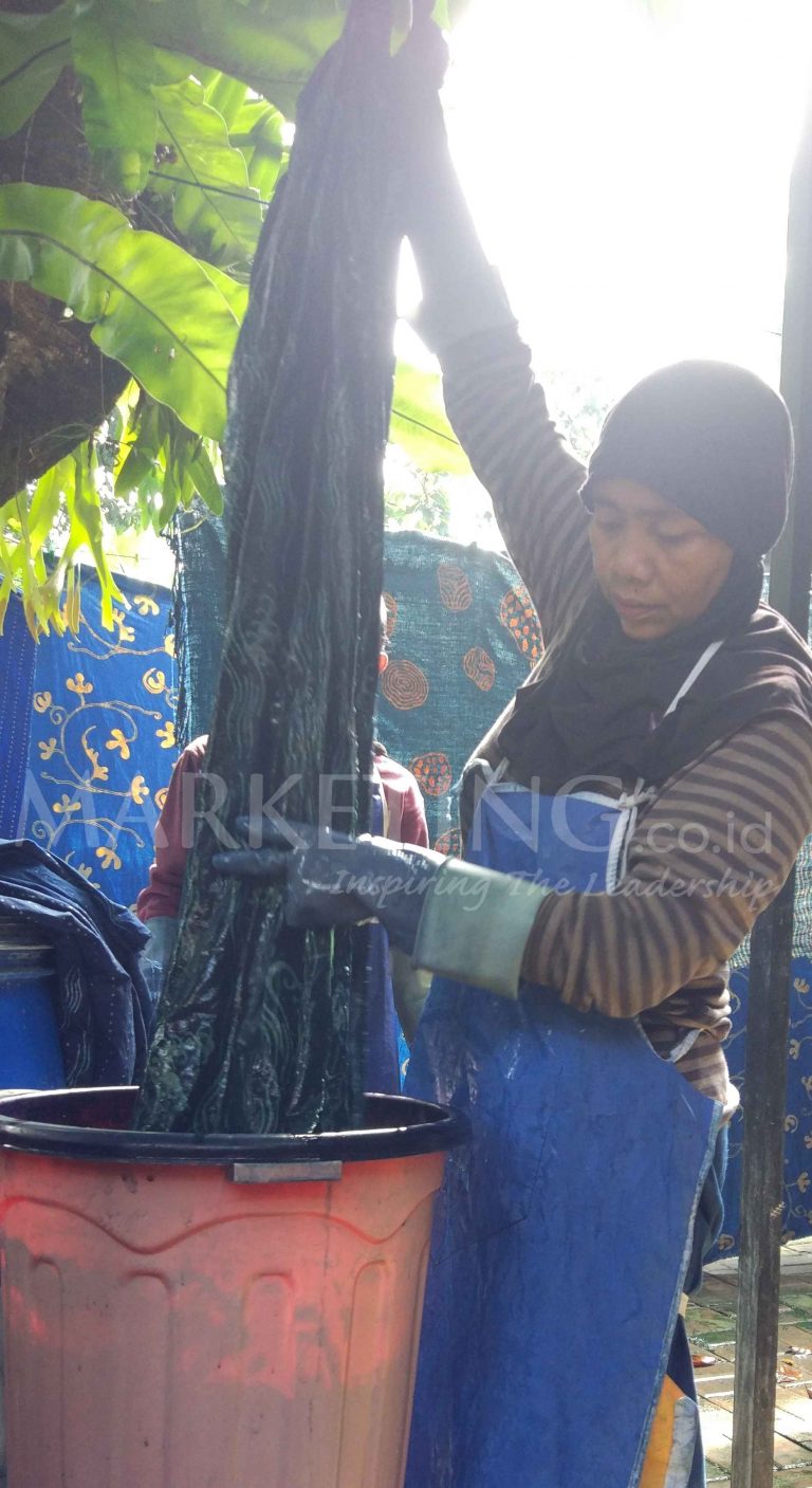 (Foto) “Mencerahkan” Batik Dengan Pewarna Alam