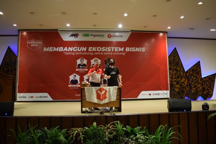 M Feriadi Presdir JNE bersama Jaya Setiabudi Founder Yukbisnis membuka program ADASAPA