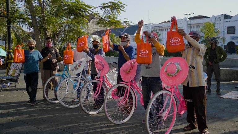 (Foto) Catat Rekor MURI, Sasa Bagikan Masker Terbanyak Dalam Satu Hari