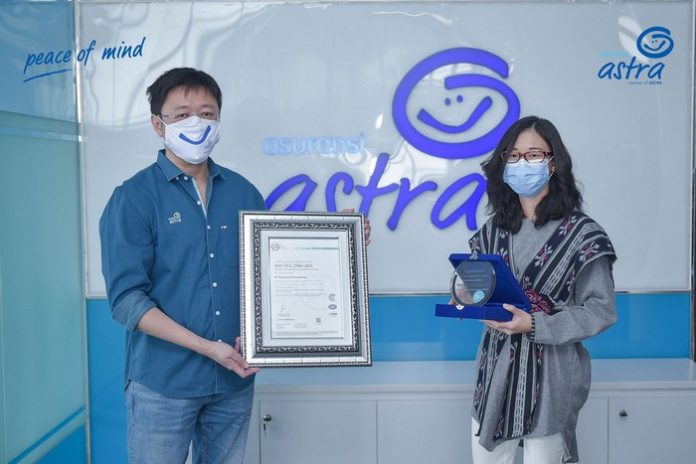 CEO Asuransi Astra Rudy Chen menerima sertifikasi standar internasional ISO 27001 2013 yang diberikan oleh President Director CBQA Global Yessiva