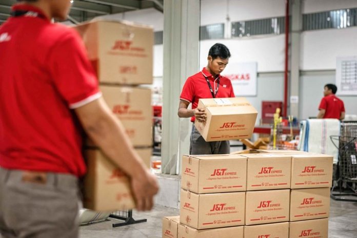 Karyawan J&T Express menyusun dan melakukan cek paket