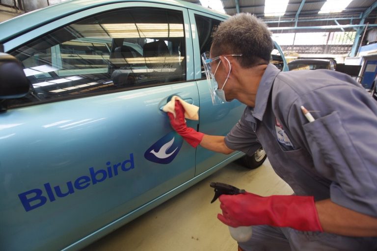 (Foto) Bluebird Lakukan Disinfektan Rutin Untuk Semua Armadanya