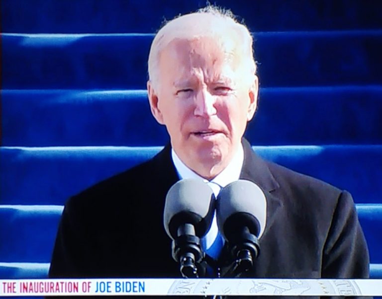 (Foto) Selamat, Joe Biden Dan Kamala Harris Akhirnya Resmi Dilantik