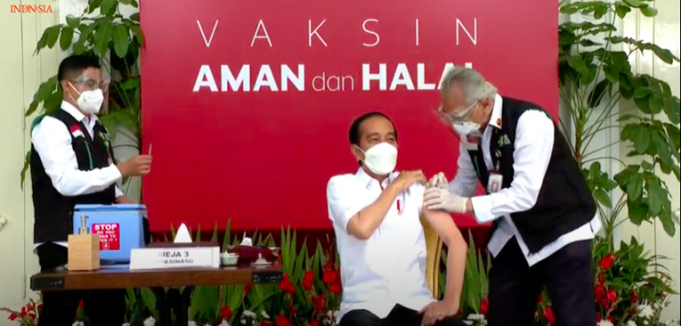 (Foto) Sah! Presiden Dapat Suntikan Pertama Vaksin Perdana Covid-19