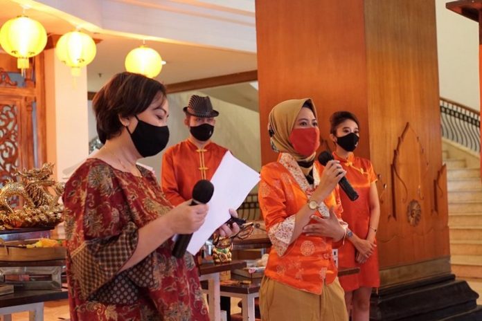 Suasana di gerai Silken Tahoo