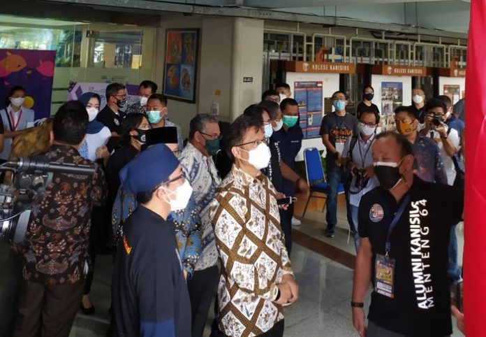 RESIZE Menteri-Kesehatan-Budi-Gunadi-Sadikin-meninjau-pelaksanaan-vaksinasi-untuk-lansia.di-Kolese-Kanisius-Jakarta-Selasa-932021 menteri kesehatan