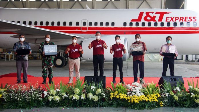 penyerahan cendramata dari J&T Express kepada Trigana Air, INKOPAU, Pukadara dan PT Aero Nusantara Indonesia J&T Express air freighter