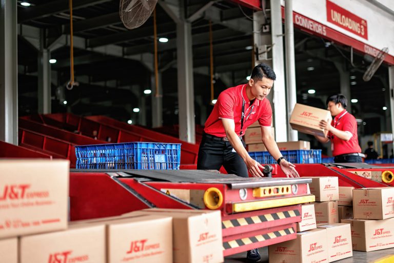 Penyortiran paket di gudang sortir J&T Express