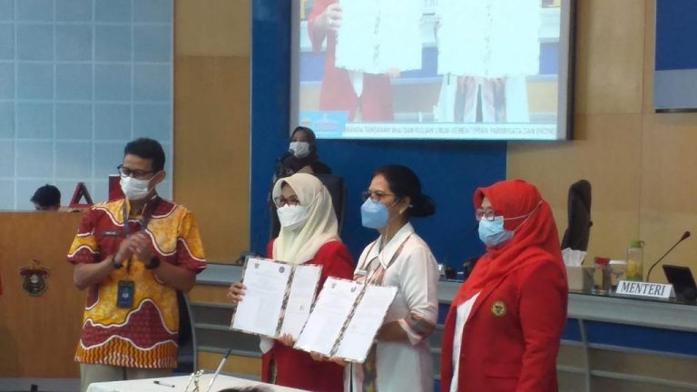 Menteri Pariwisata & Ekonomi Kreatif Sandiaga Salahuddin Uno menandatangani Kerjasama Pengembangan SDM Pariwisata dan Ekonomi Kreatif