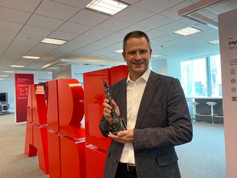 Michael Hose, Country Managing Director ABB Indonesia memegang penghargaan "Best Companies to Work for in Asia” 2021 dari publikasi regional HR Asia