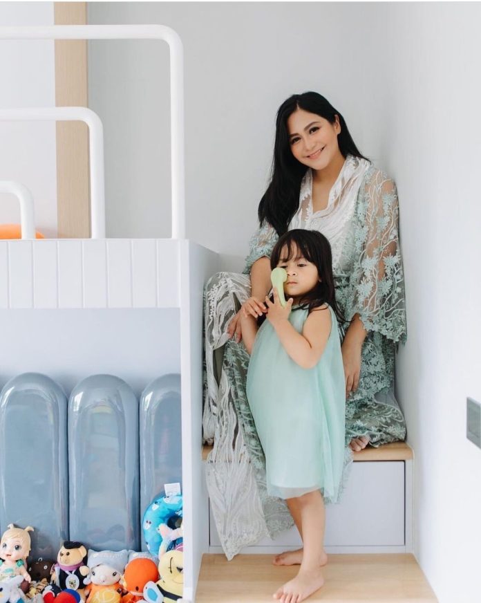 Selamat Hari Ibu! Inspirasi Serasikan Pakaian Ibu dan Anak ala Caca Tengker 