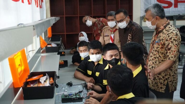 (Foto) Sharp Class Didik Puluhan Siswa SMK Siap Kerja